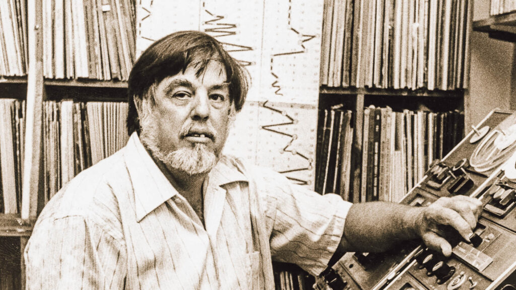 Ethnomusicologue enregistrant des chants traditionnels