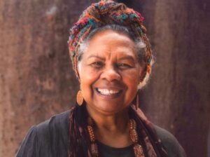 Femme aborigène porteuse des traditions des songlines